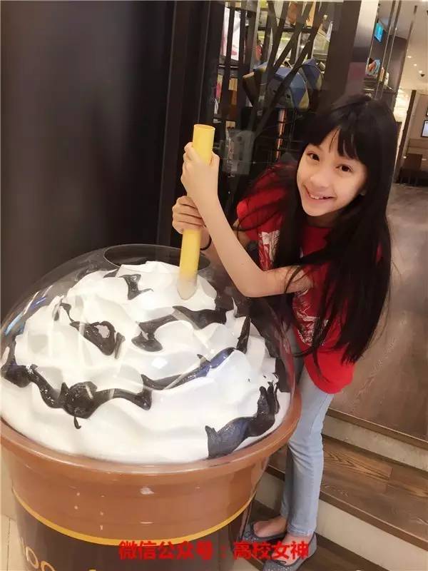 欧阳娜娜三姐妹颜值相差大,欧阳娜娜三姐妹一共几岁了