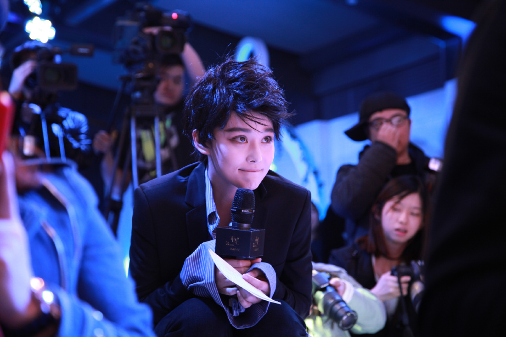 张馨予摔跟头,张馨予被扔鸡蛋