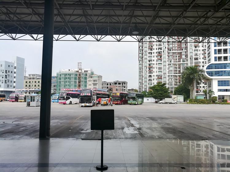 国庆最后一天的北海车站，火车站挤死人，汽车站空寥寥