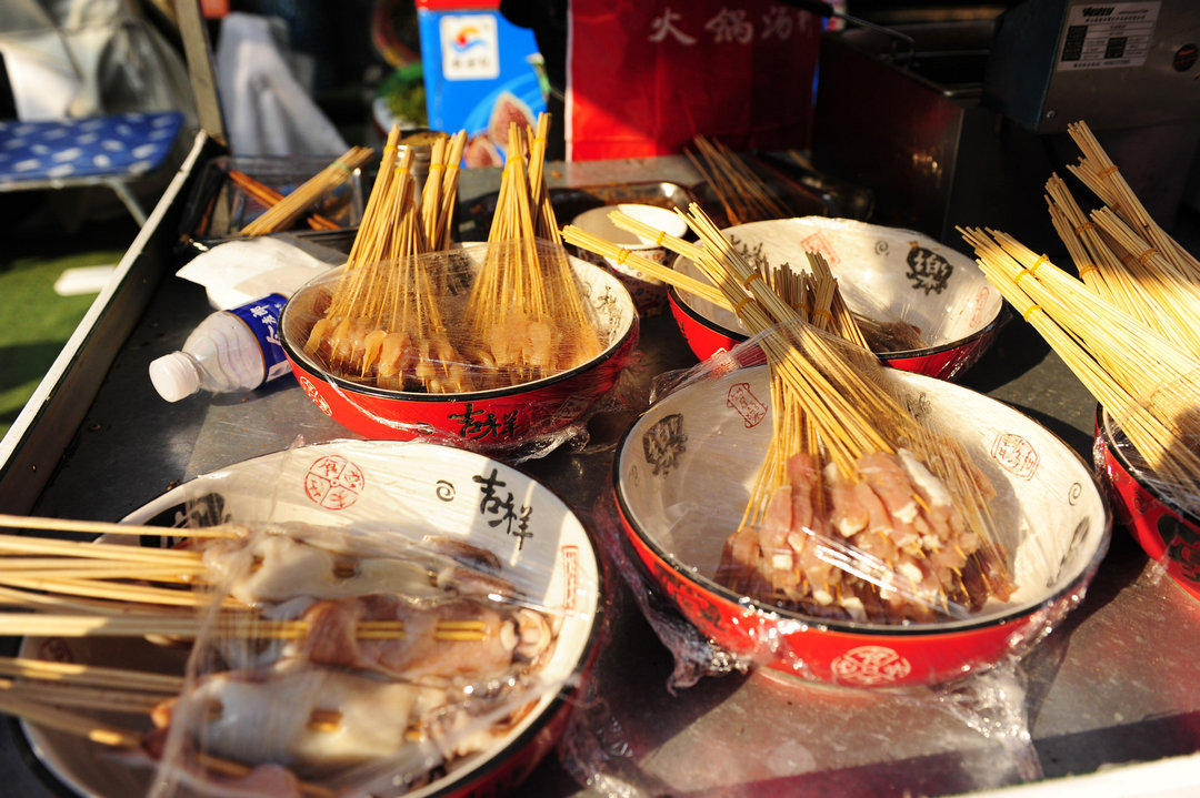 路边炸串1元4串,街头卖5元20串夺命炸串视频