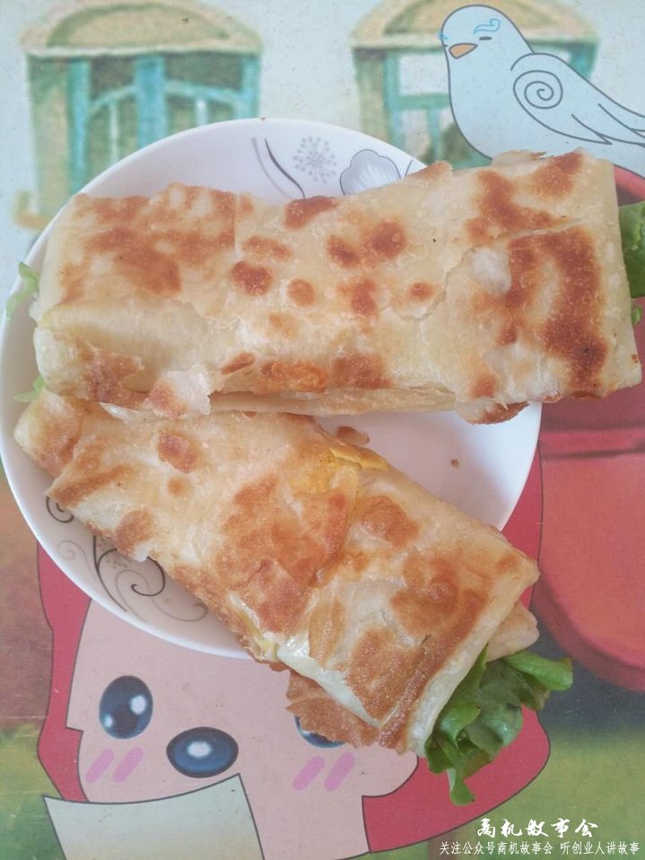 鸡蛋灌饼一天卖200个能挣多少钱,大妈鸡蛋灌饼摆摊一月真实收入