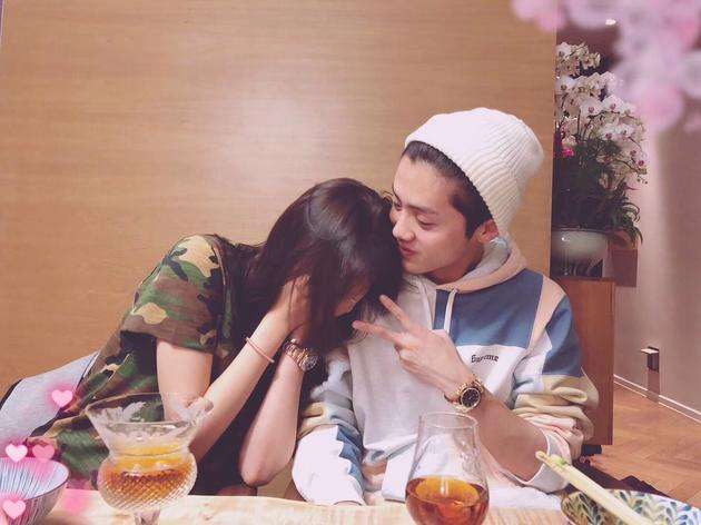 鍏虫檽褰ゆ潕鏄撳嘲tfboys,鍏虫檽褰ゆ潕鏄撳嘲鍚屽彴閲囪