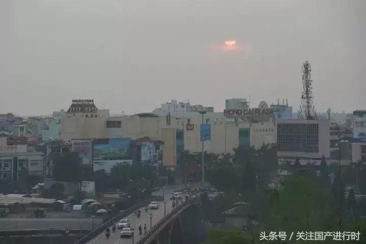 在工厂上班的越南姑娘,大批越南姑娘过海关涌入中国打工