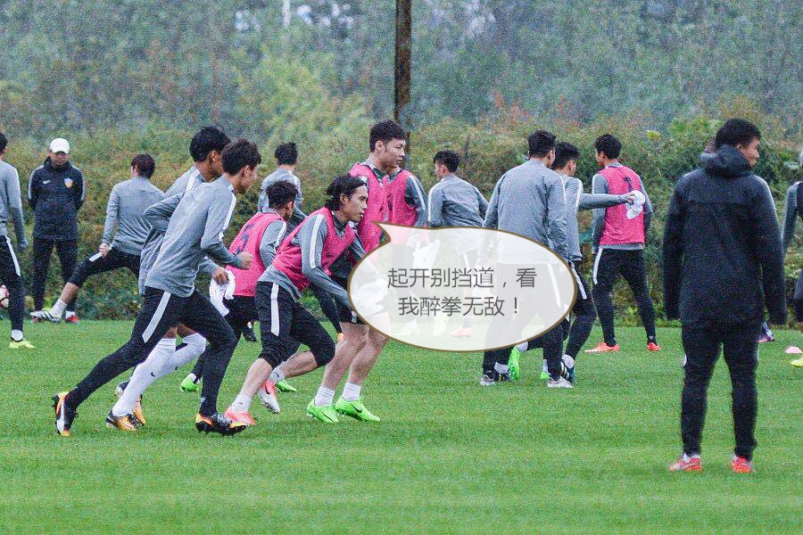 出线名额你争我抢，国足将士忙里偷闲