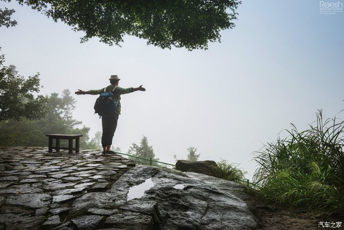 宝马X6,不谈性能如何!自驾遇上大雨还被拍成大片,颜值绝对够!