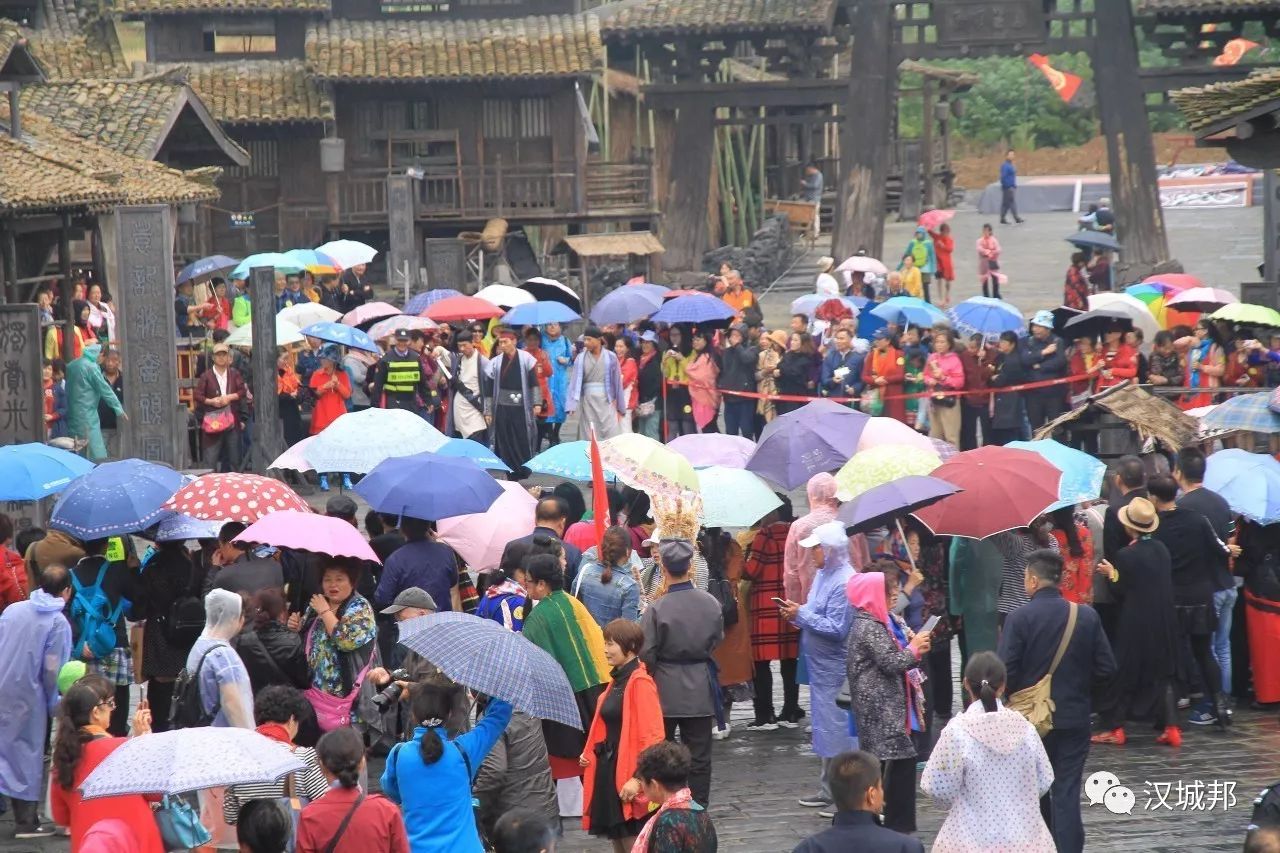 国庆假期迎来游客,国庆长假迎返程客流