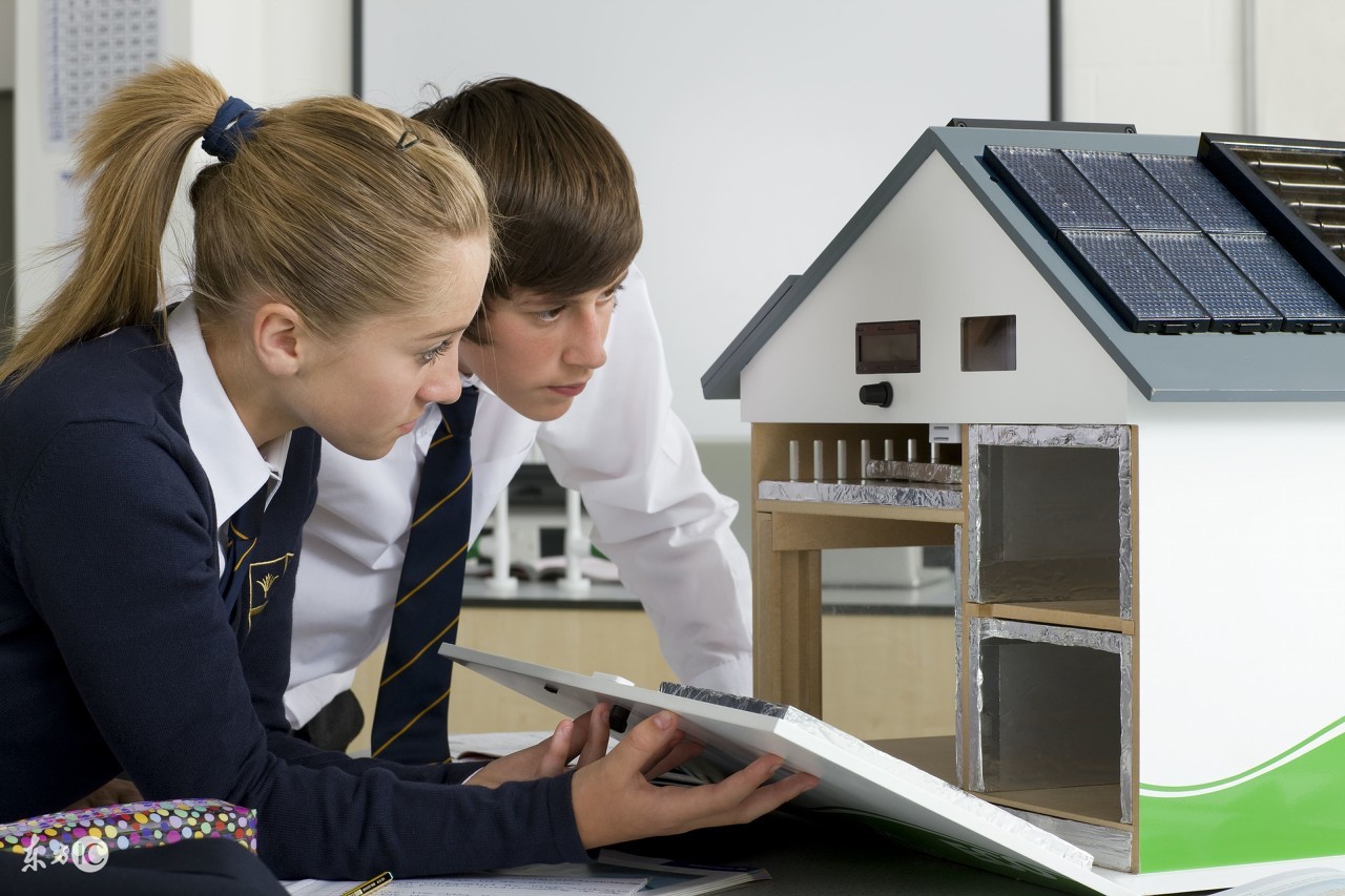 出国前让朋友帮助买房,后发现产证是朋友的名字,将朋友告上法庭