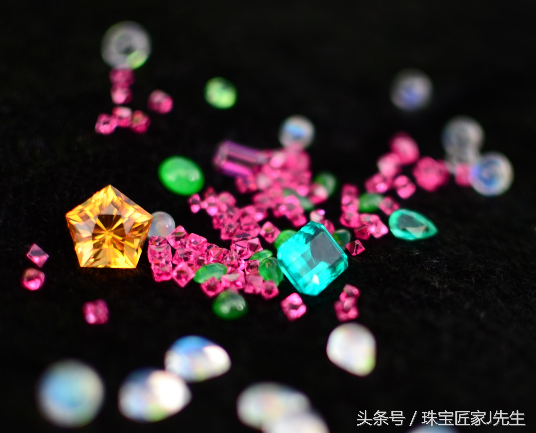 到底是灰绿还是粉白的鞋,神奇的鞋子颜色灰绿和粉白