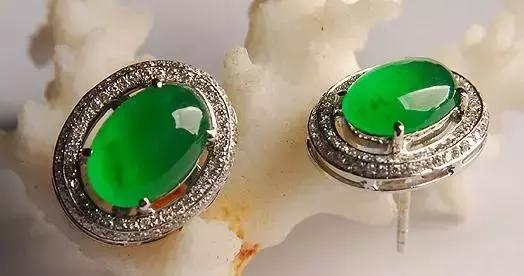 富商拿自己的翡翠来炫耀，朋友拿出了压箱底的宝贝，差点把他吓死