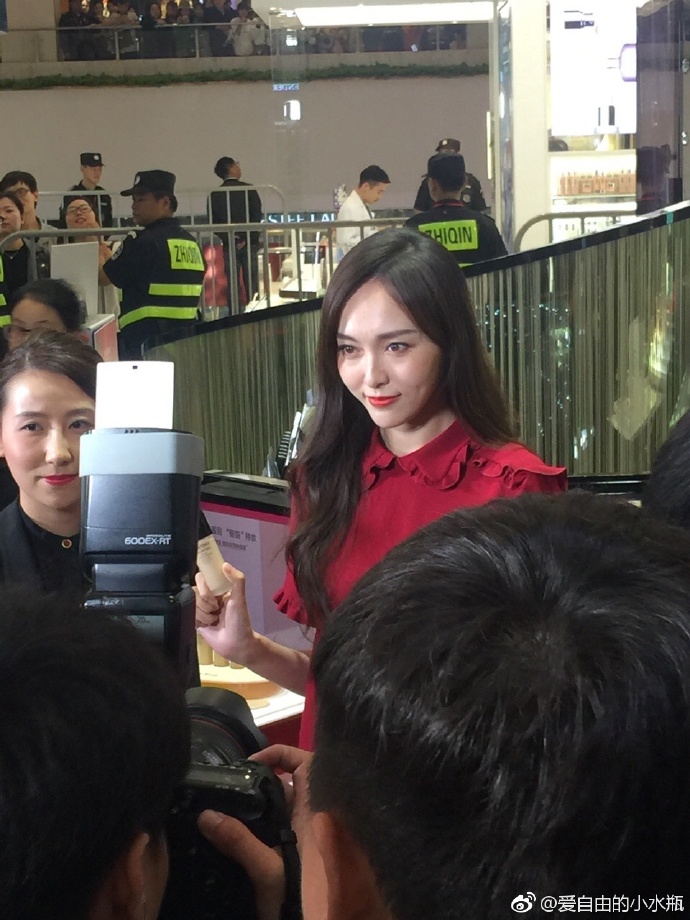 唐嫣参加商场活动光临新天地,唐嫣参加商场活动路人围观