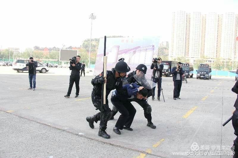 县公安局扎实开展警务实战大练兵,公安十九大忠诚保平安实战演练