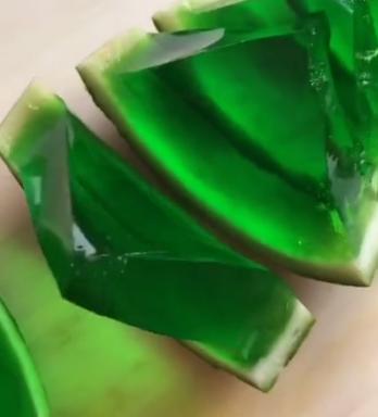 富商拿自己的翡翠来炫耀，朋友拿出了压箱底的宝贝，差点把他吓死