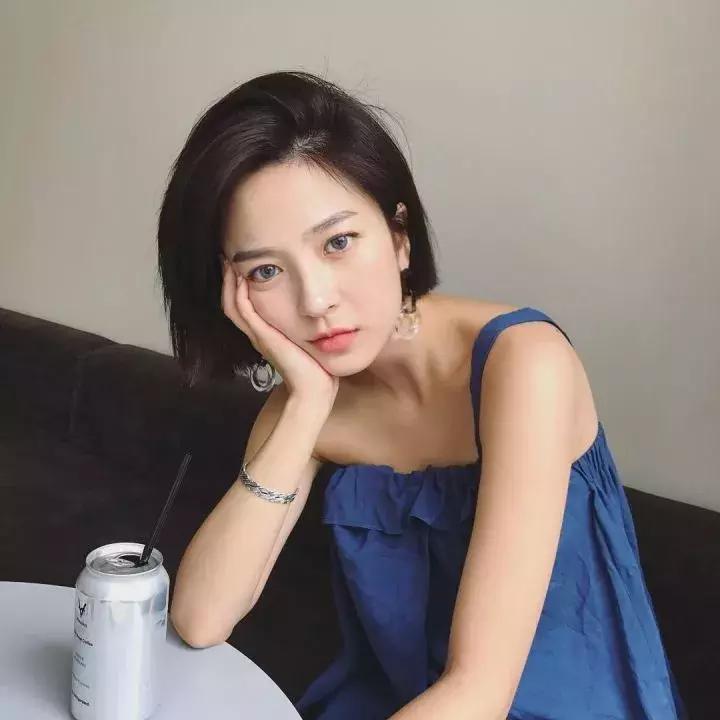 发量较多微卷适合的发型,女生发梢微卷