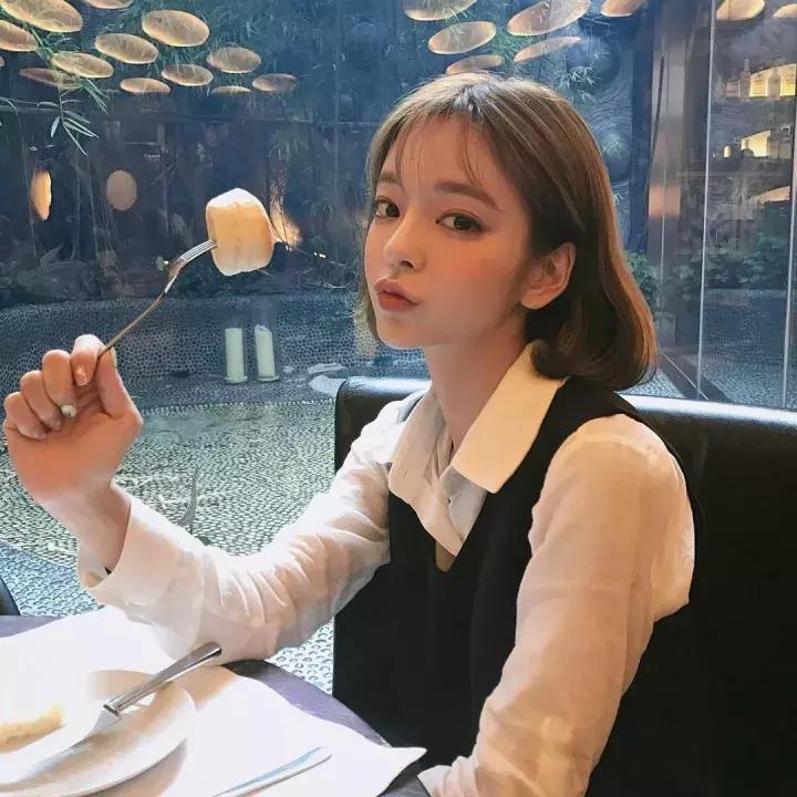 发量较多微卷适合的发型,女生发梢微卷