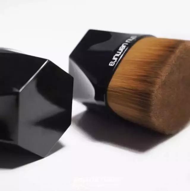 就用30块钱狂收当季爆款彩妆，“带货”女王们的梳妆台超魔性！