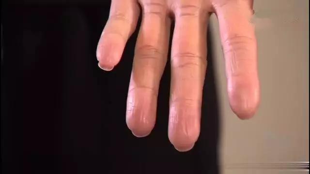 看完科比的手、詹姆斯的脚趾、郑智的肚子，大家就知道何为伟大了