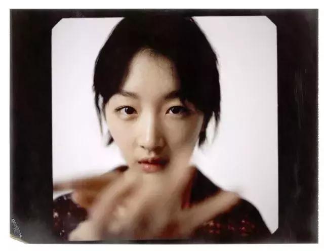 周冬雨burberry最新照片,burberry全球形象大使