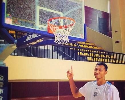 易建联训练扣碎篮板,乔丹易建联扣碎篮板