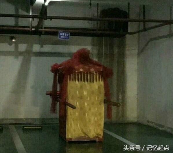 学校组织学生第二天穿父母工作服来上课,小明真太屌丝了