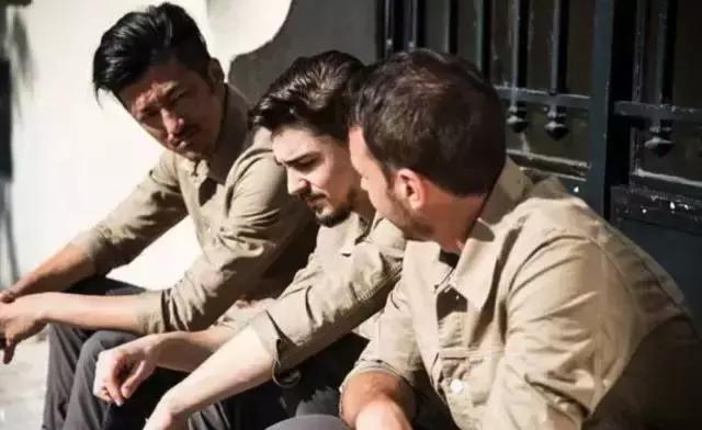 糟！进了上海一家拉面店，员工竟然比我更时髦