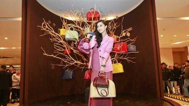 吴昕何穗收到上百只口红算什么范冰冰收到一颗挂满LV的圣诞树