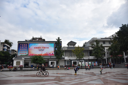 新都黄桷树广场人多吗,新都广场