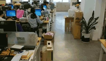 老板支持员工带小孩上班,员工带孩子上班老板帮忙带娃