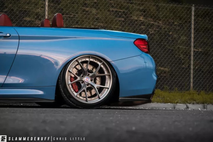 改装的宝马m4直接趴在地上了,普通的宝马m4可以开敞篷