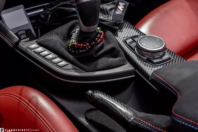 改装的宝马m4直接趴在地上了,普通的宝马m4可以开敞篷