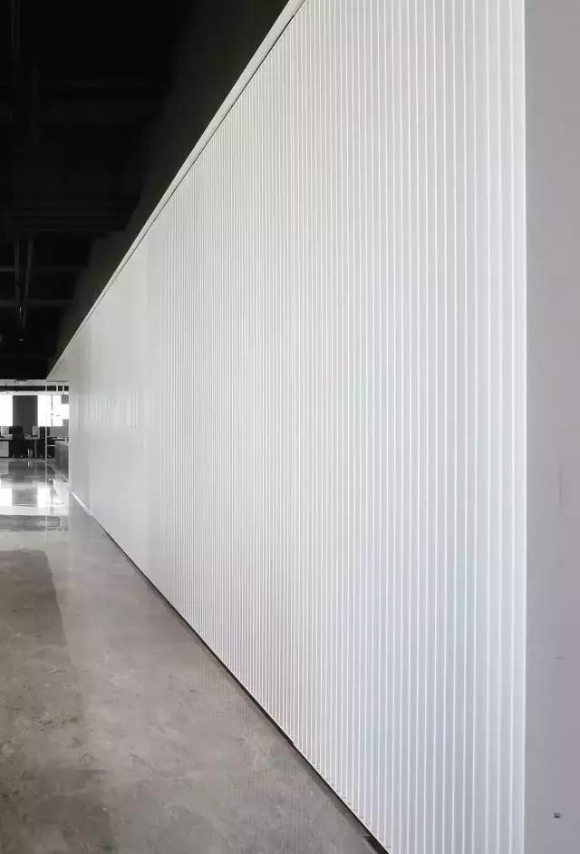 一个年轻潮服品牌的办公空间却选了素白当主打色