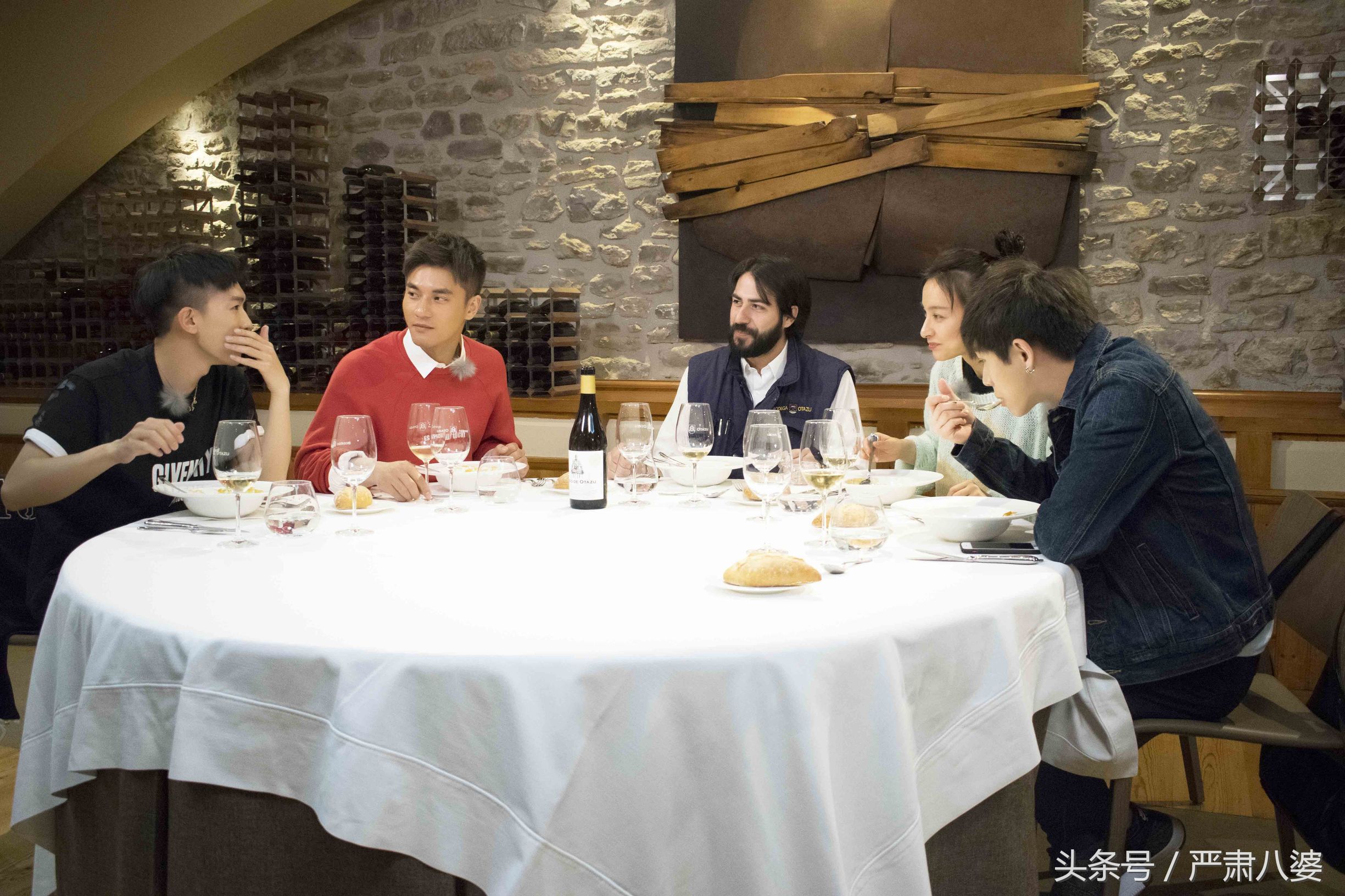 《遇见足球城》酒庄调酒郑凯勇做“前锋”示范队友