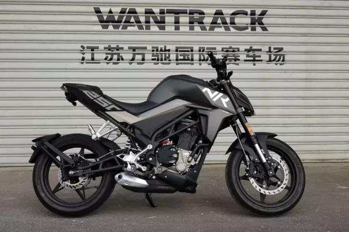 7.21秒国产加速最强250诞生：春风250NK，顺便把一些300cc也秒了