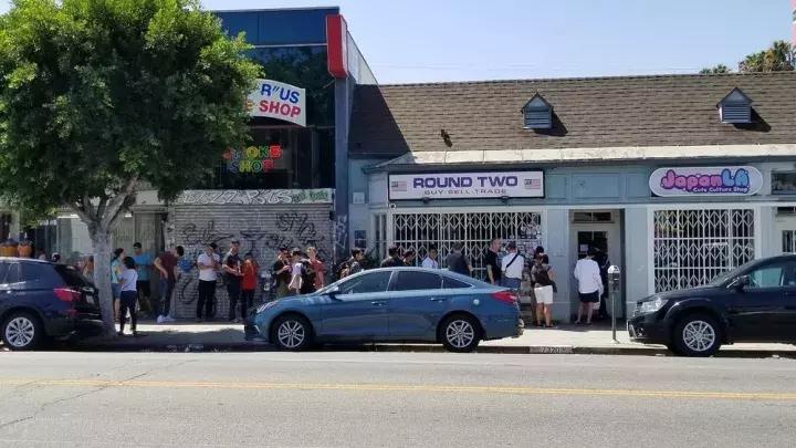 可能你手上的Supreme正是来自美国10几岁排队*党**!