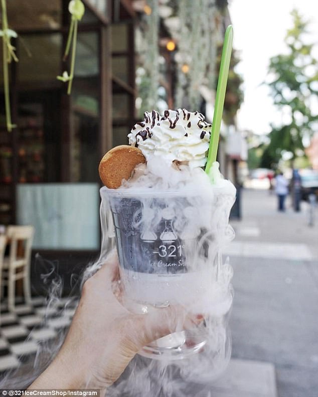 修仙专享冰淇淋！时尚冰淇淋店在冷冻甜点中加入干冰和液氮的效果