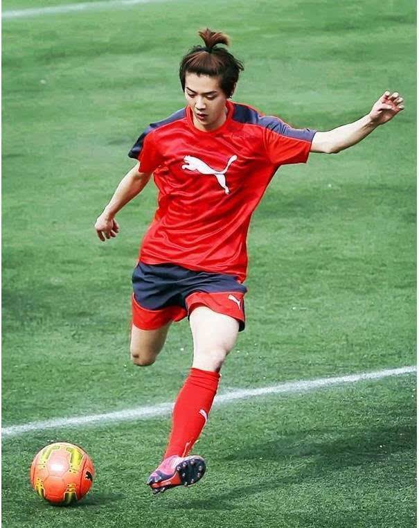 易烊千玺在中戏操场视频,易烊千玺帅气登上舞台