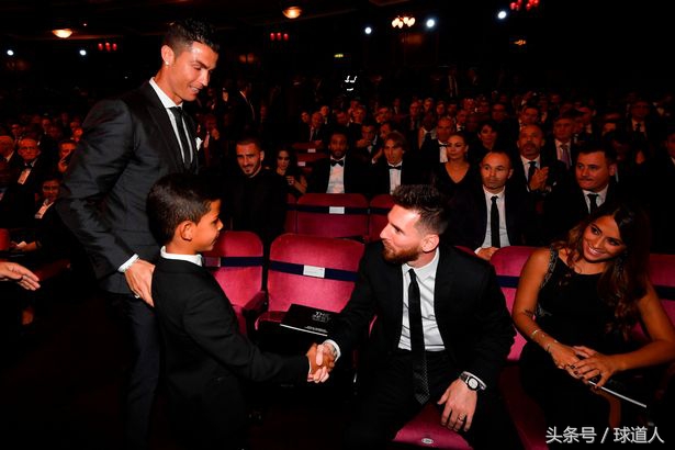国际足联梅西c位捧杯,国际足联颁奖典礼梅西c罗罗本