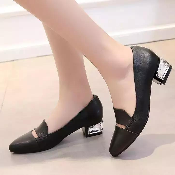 周末摆脱小细跟，粗跟鞋舒适又时髦