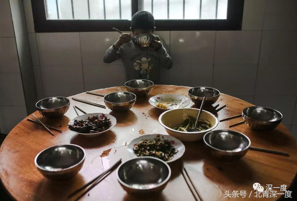 “鹿晗”在泥坑，妈妈在远方，你习以为常的幸福对他们却遥不可及