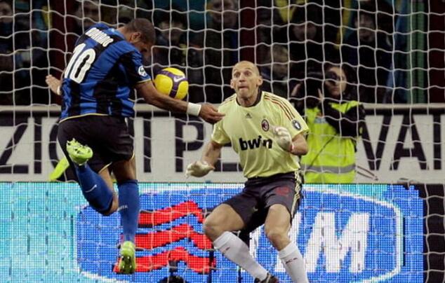 足球用脚还是手,足球是用脚踢得