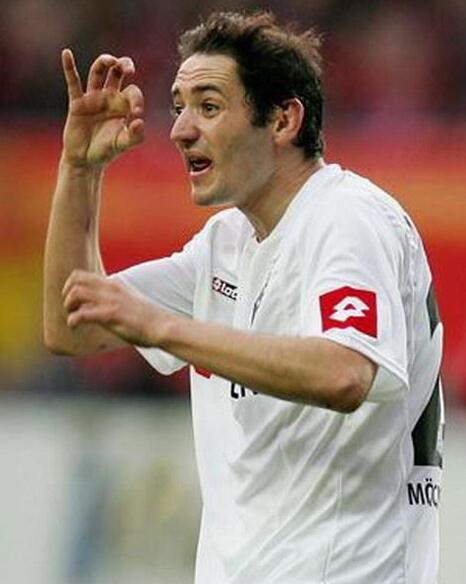 足球用脚还是手,足球是用脚踢得