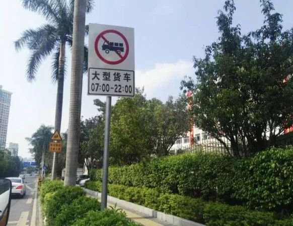 孩子安全问题家长一定要重视,校园周边的交通安全隐患谁负责