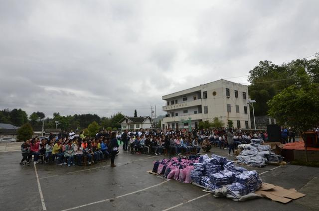 梦想100分公益计划走进遵义亚洲足球先生郑智为孩子加油鼓劲