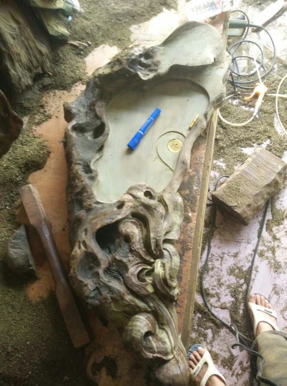 大雨冲来的一块乌黑嘛漆的乌木，原来是茶盘料。