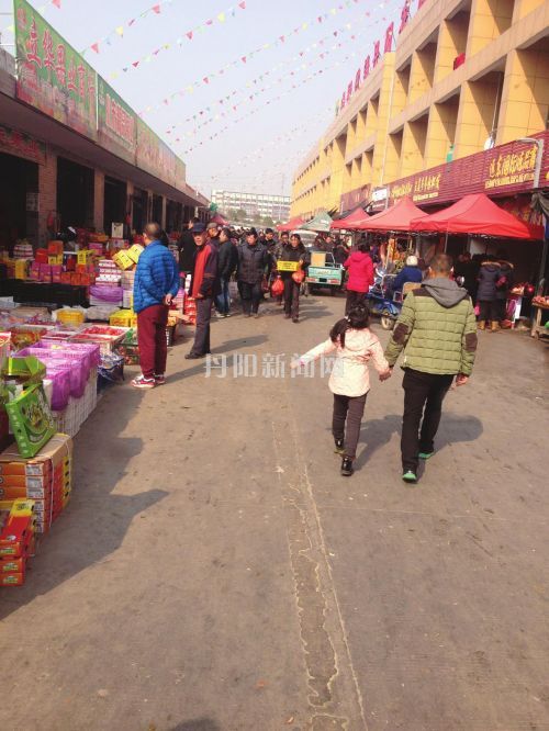 超市春节备年货红红火火迎新春,红红火火迎鼠年市民置办年货忙