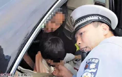 广州女孩被护栏卡住脖子,一名女童因系牵引绳被电梯夹住