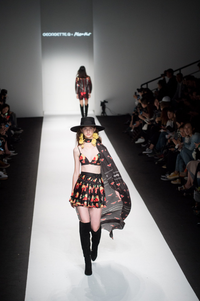 我以为必胜客的秀上全是行走的披萨，没想到却被美到……