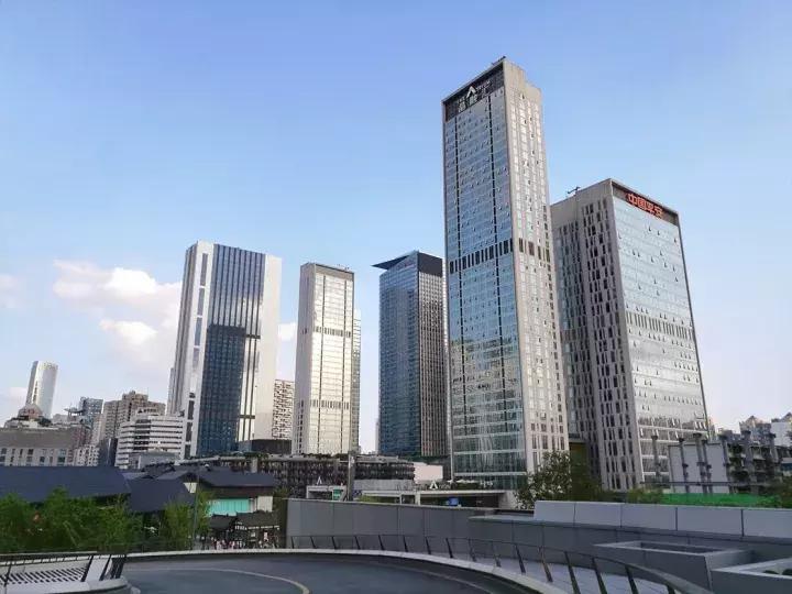 OMG,不一样的东大街?!为何群龙在天的时代出现于此?!