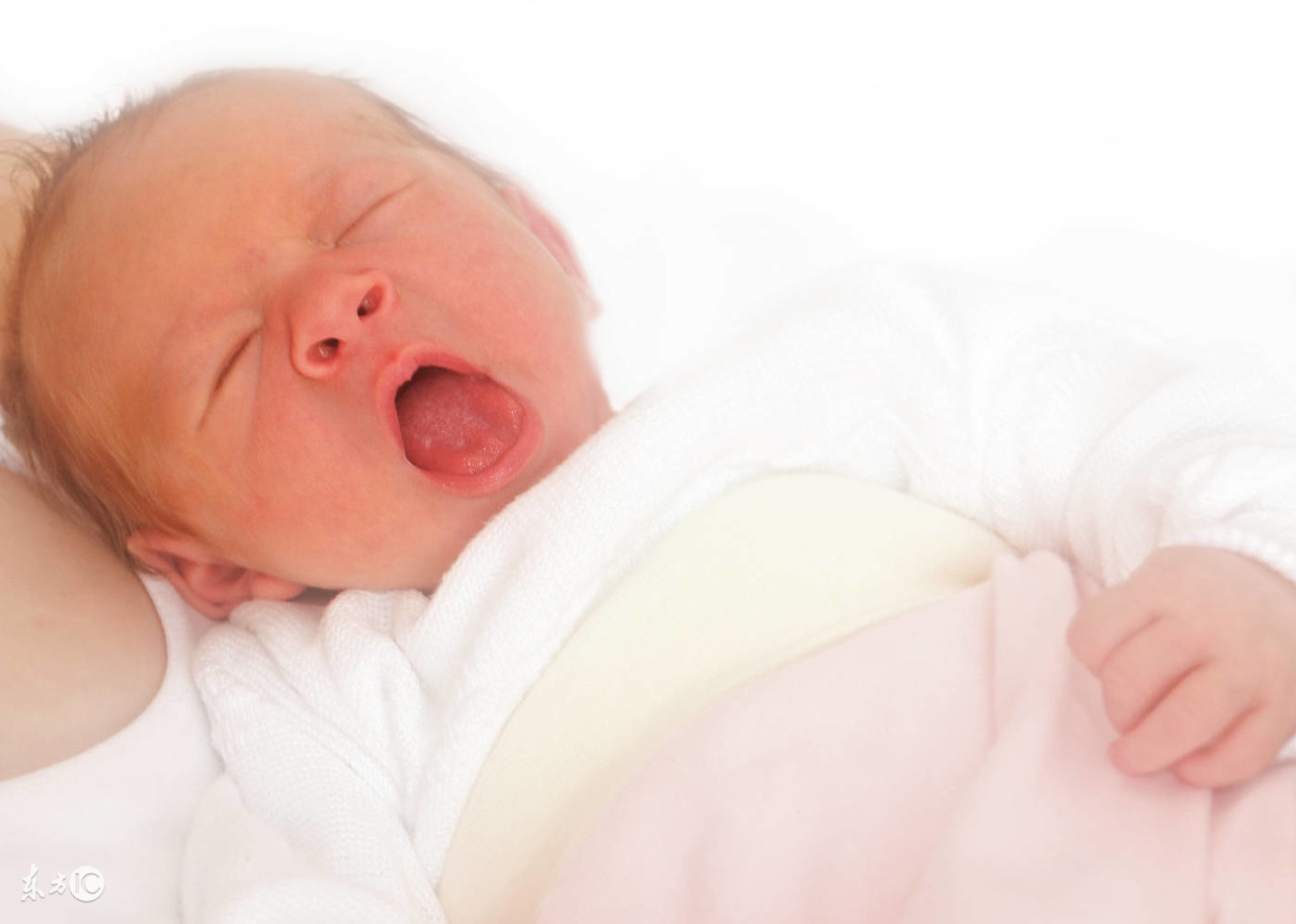 月子宝宝哭闹婆婆不让抱,月子里孩子一直哭闹怎么办