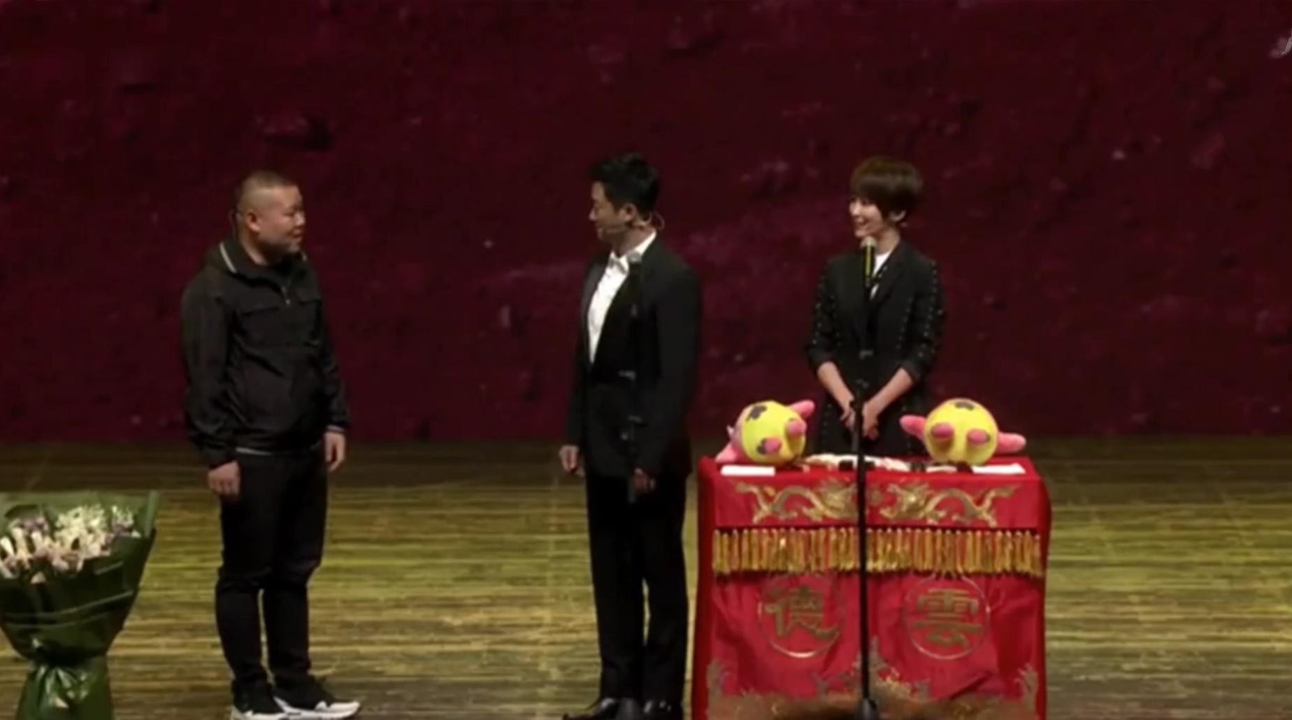 岳云鹏冲着吴京喊：你占得了谁便宜？吴京回答：你*活口**好