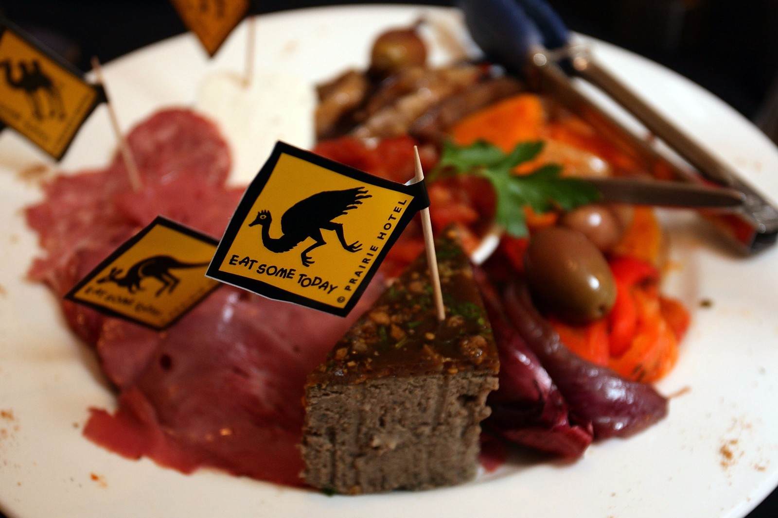 澳洲版终极吃货考验:把袋鼠、蜥蜴和鸸鹋当“路边餐”